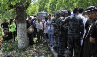 雅安地震感人图片
