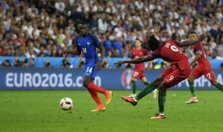 C罗高举冠军奖杯 C罗高举冠军奖杯